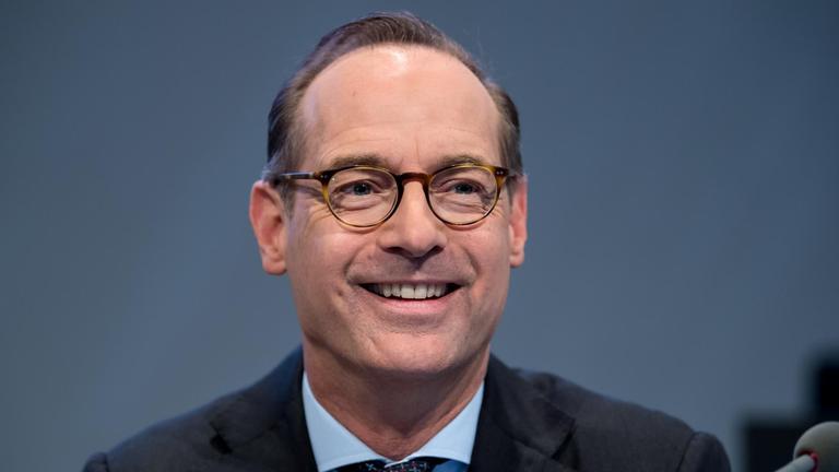 09.05.2018, Bayern; München: Oliver Bäte, Vorstandsvorsitzender des Versicherungskonzerns Allianz SE, sitzt vor Beginn der Hauptversammlung des Versicherungskonzerns auf dem Podium. Foto: Sven Hoppe/dpa | Verwendung weltweit 09.05.2018, Bayern; München: Oliver Bäte, Vorstandsvorsitzender des Versicherungskonzerns Allianz SE, sitzt vor Beginn der Hauptversammlung des Versicherungskonzerns auf dem Podium. Foto: Sven Hoppe/dpa | Verwendung weltweit